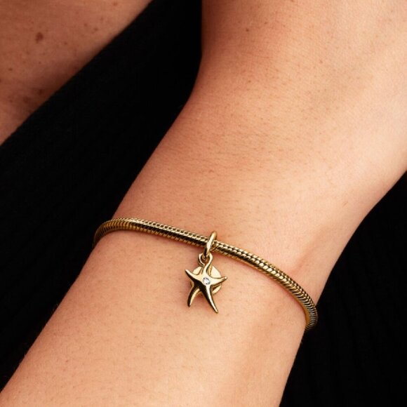Women's 14k Gold Plating Beautiful Starfish Design Custom-Engraved Bracelet - Picture 6 of 6